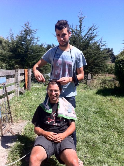 Aujourd'hui c'est dimanche jour du coiffeur!<br />Tous les garçons sont passés entre les mains de Javié, un woofer espagnol.